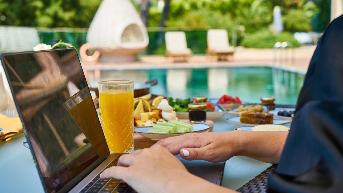 workation nou stil de viata lucreaza calatoresc