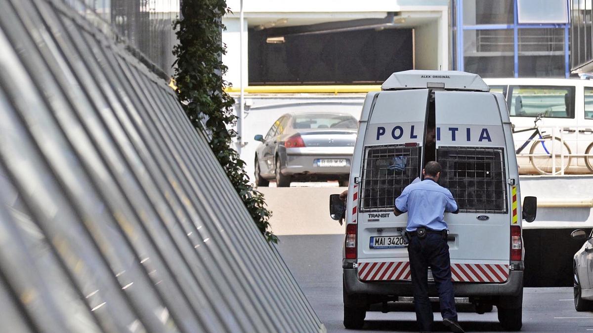 membrii pnl neamt impacat cu hotii care au spart sediul si au furat bani