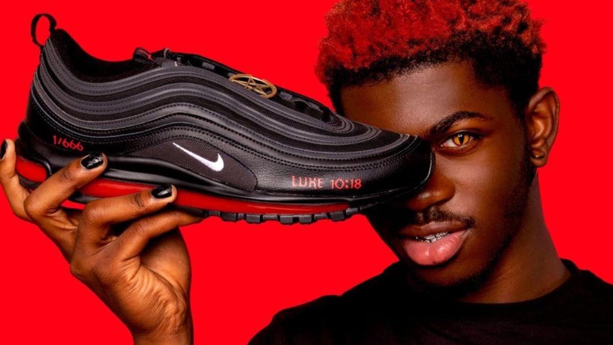 Nike a dat în judecată un grup de artiști pentru "Pantofii Satan" care conțin sânge uman injectat în talpă