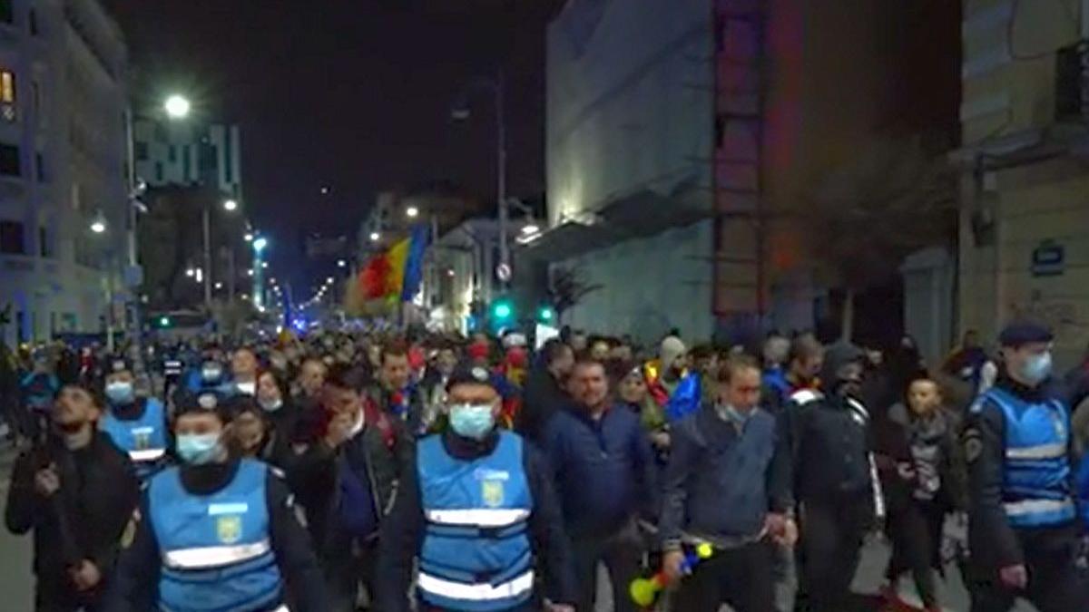 Protestatar în Piaţa Victoriei: Vrem să revenim la normalitate, dar nu normalitatea lui Iohannis. Arafat, demisia!
