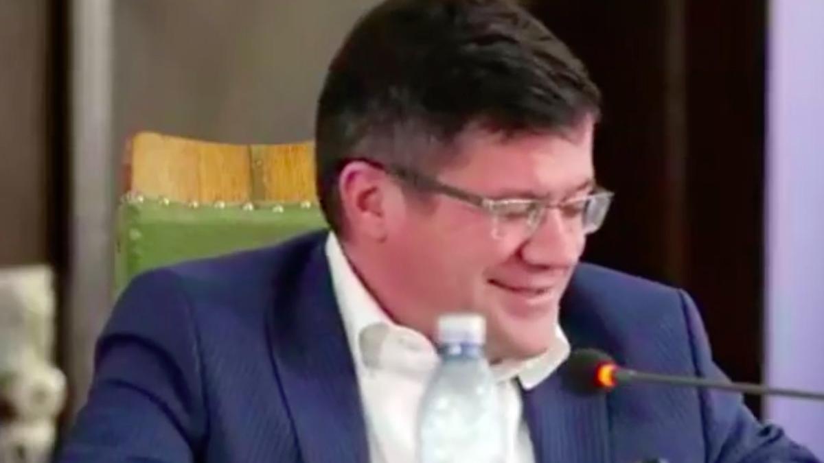 costel alexe se chinuia sa citeasca in engleza gafa