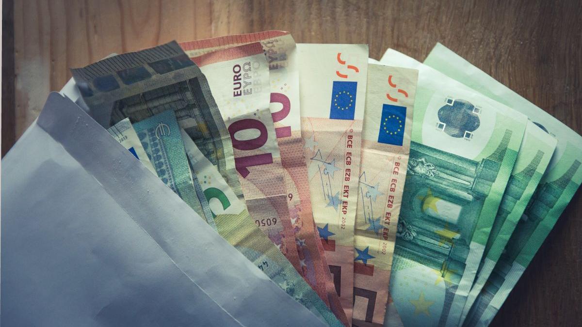 roman italia gasit plic bani cecuri carduri carabinieri