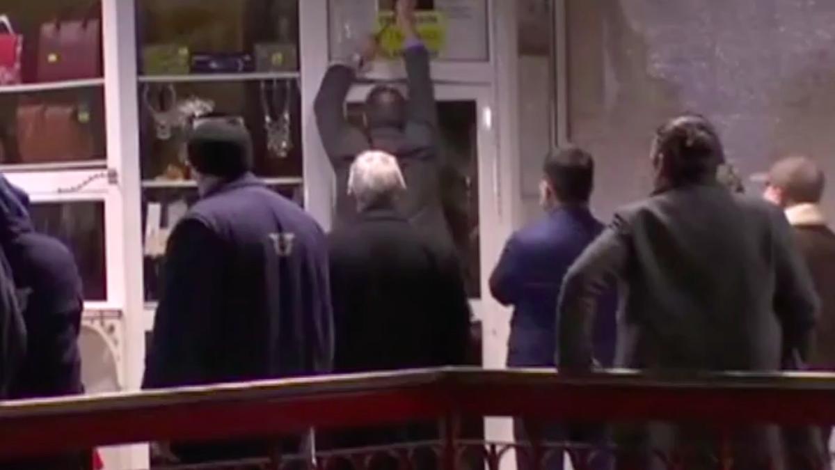 directorul metrorex a deschis cu ranga usa magazin metrou care trebuie demolat