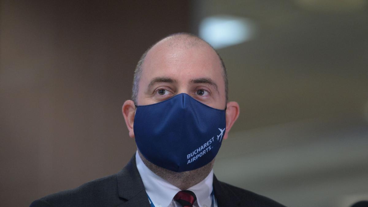 foto noul sef numit de usr la conducerea aeroportului otopeni si a pus afis cu el la intrarea in