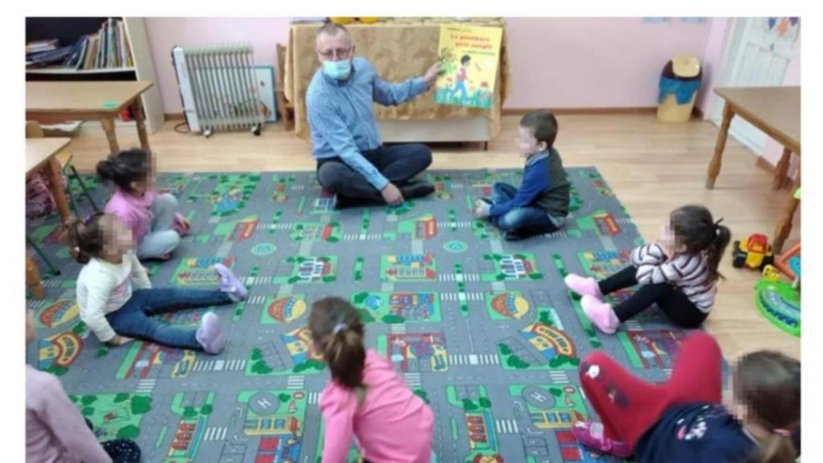 primar condamnat pentru pornografie infantila invitat sa citeasca povesti copiilor