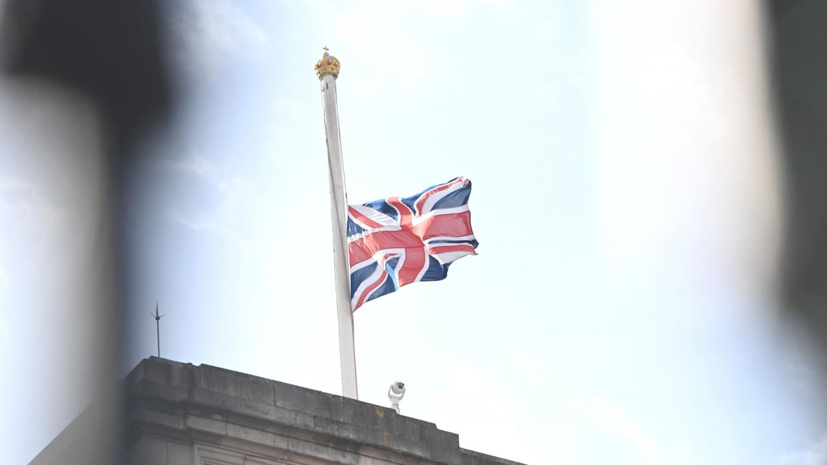 foto printul philip omagiat de mii de britanici in ciuda apelului casei regale de a fi respectat