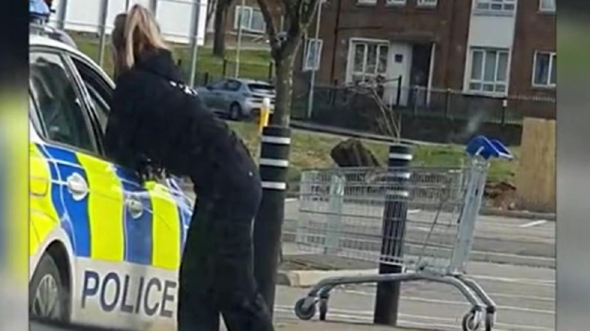 doi politisti filmati sarutau pasional masina politie anglia