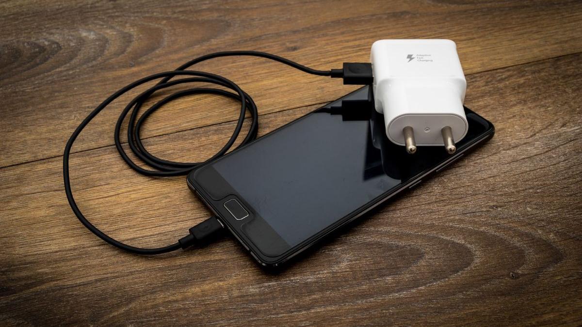 roman condamnat scos priza casa marcat supermarket telefon incarcat