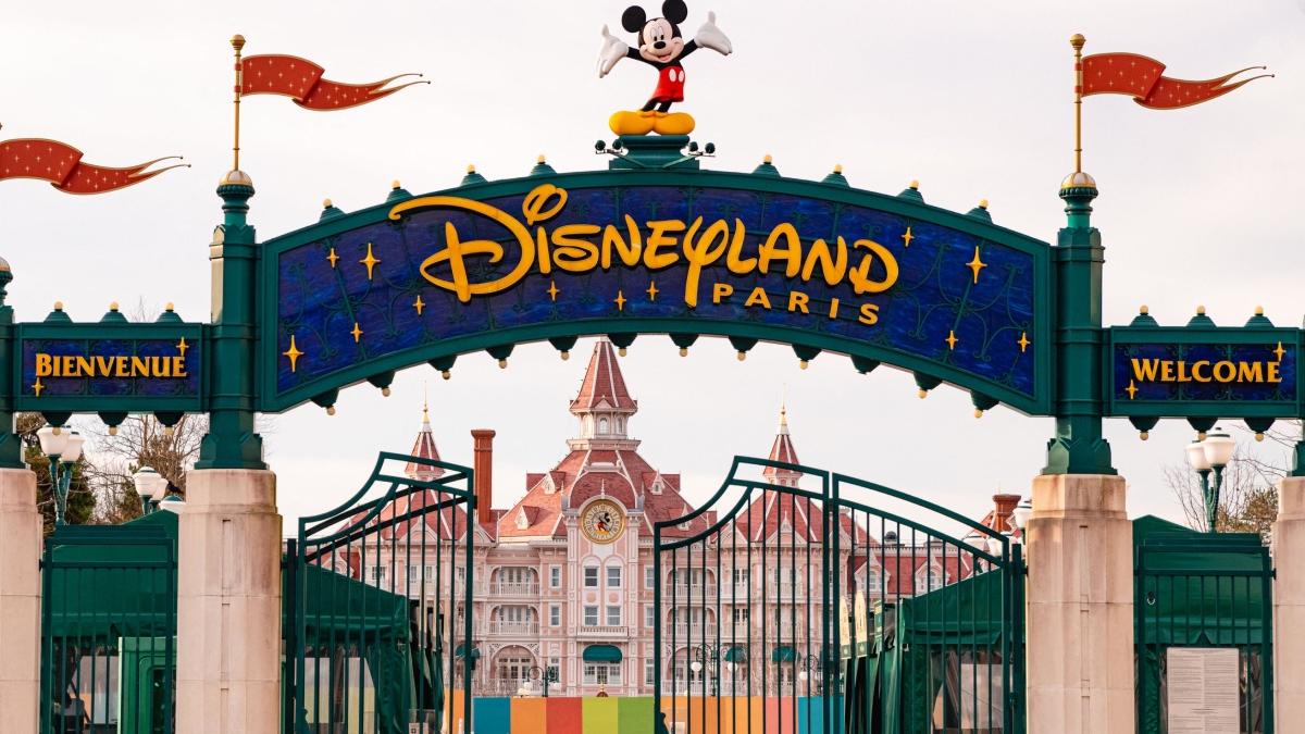 disneyland paris inaugureaza centru vaccinare covid19