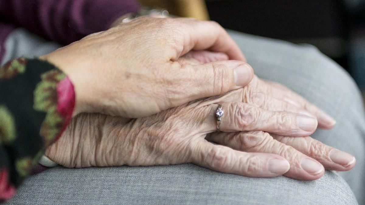 batrana transfera 30 milioane dolari teapa telefon hong kong