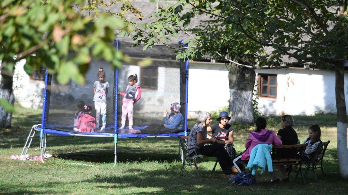 copil 11 ani orfelinat fractura durere asistenti sociali