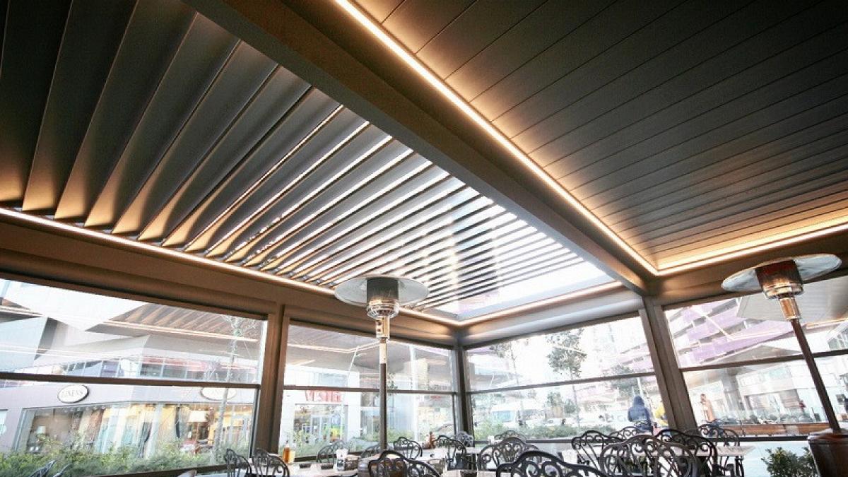 sticla glisanta securizata cum sa inchizi partial o terasa pe care o poti deschide oricand