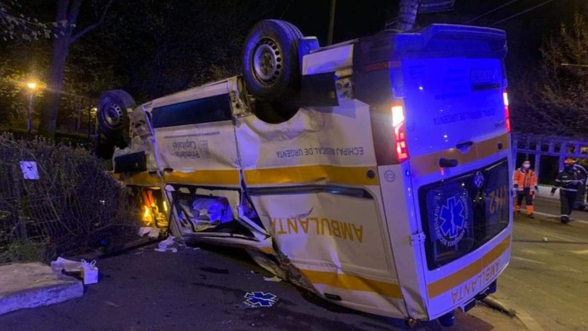 ambulanta misiune rasturnat accident bucuresti