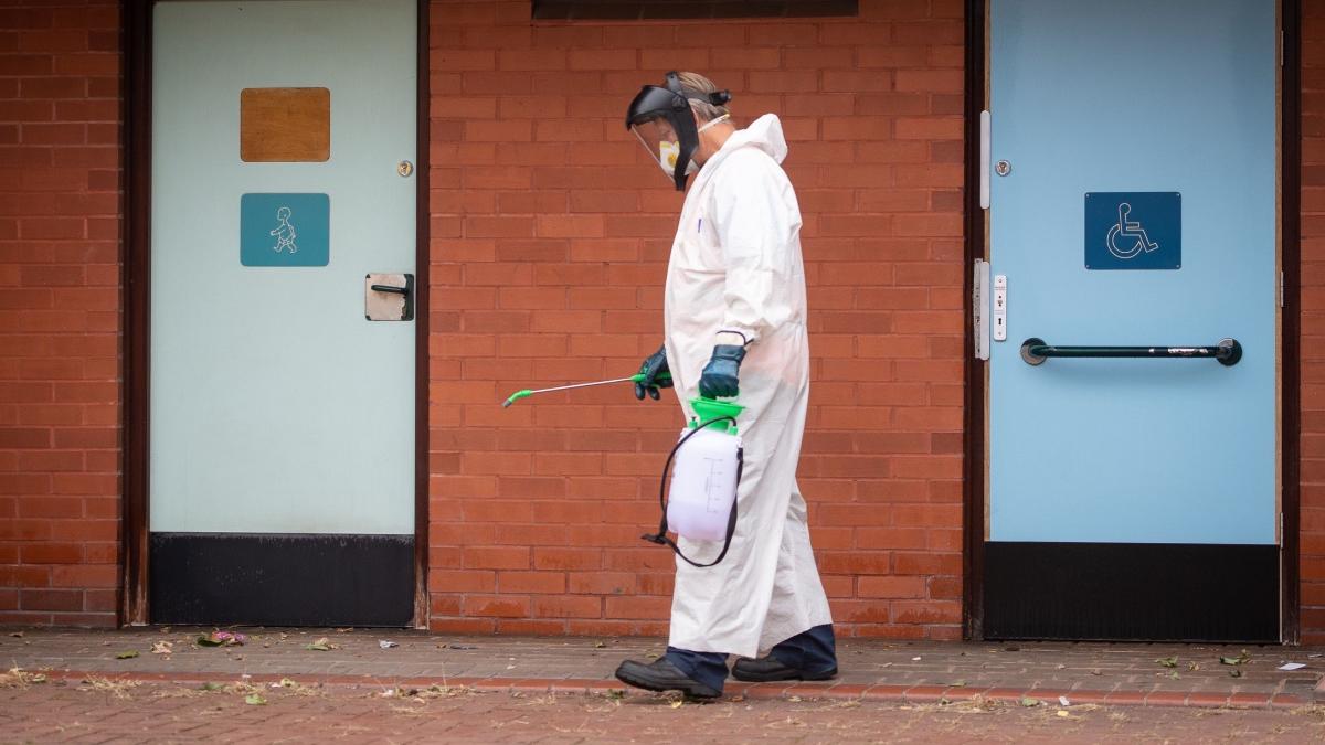 putem lua covid19 daca intram la toaleta dupa o persoana infectata