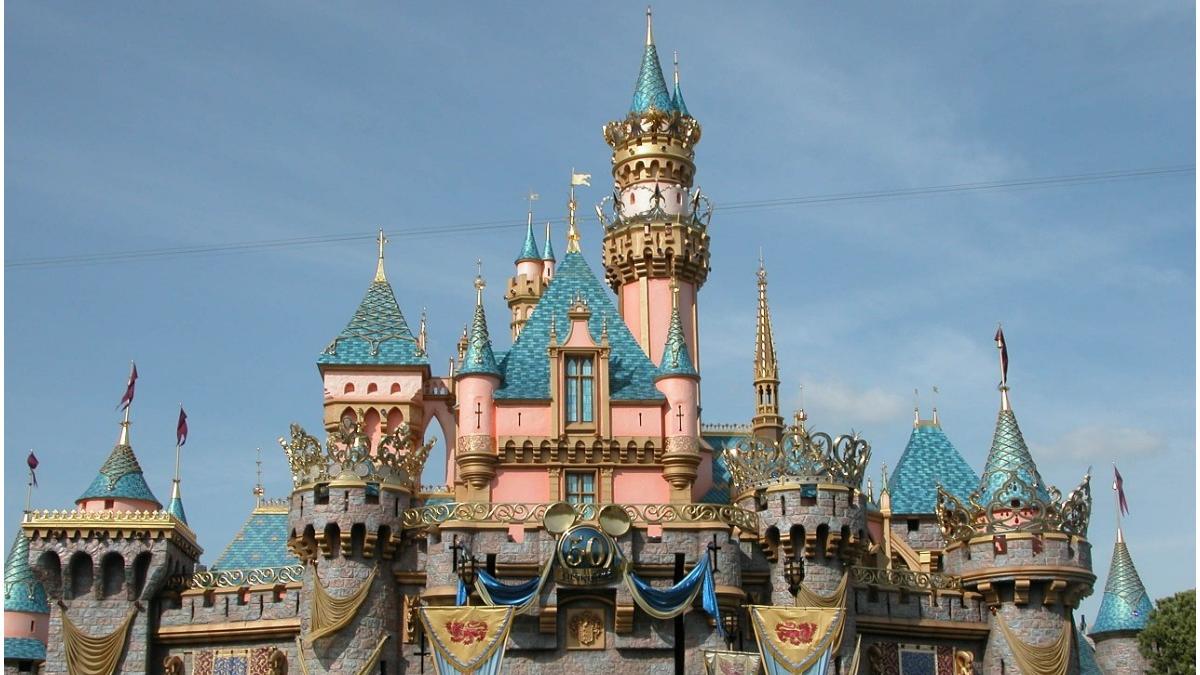 disneyland redeschidere un an inchis