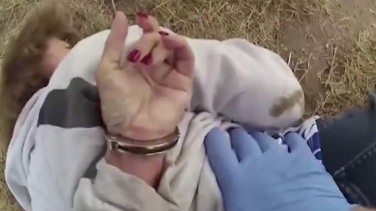 doi politisti sua pus pamant batrana suferea dementa