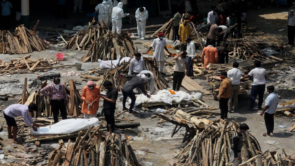 india incinereaza morti covid parcuri spitale fara oxigen