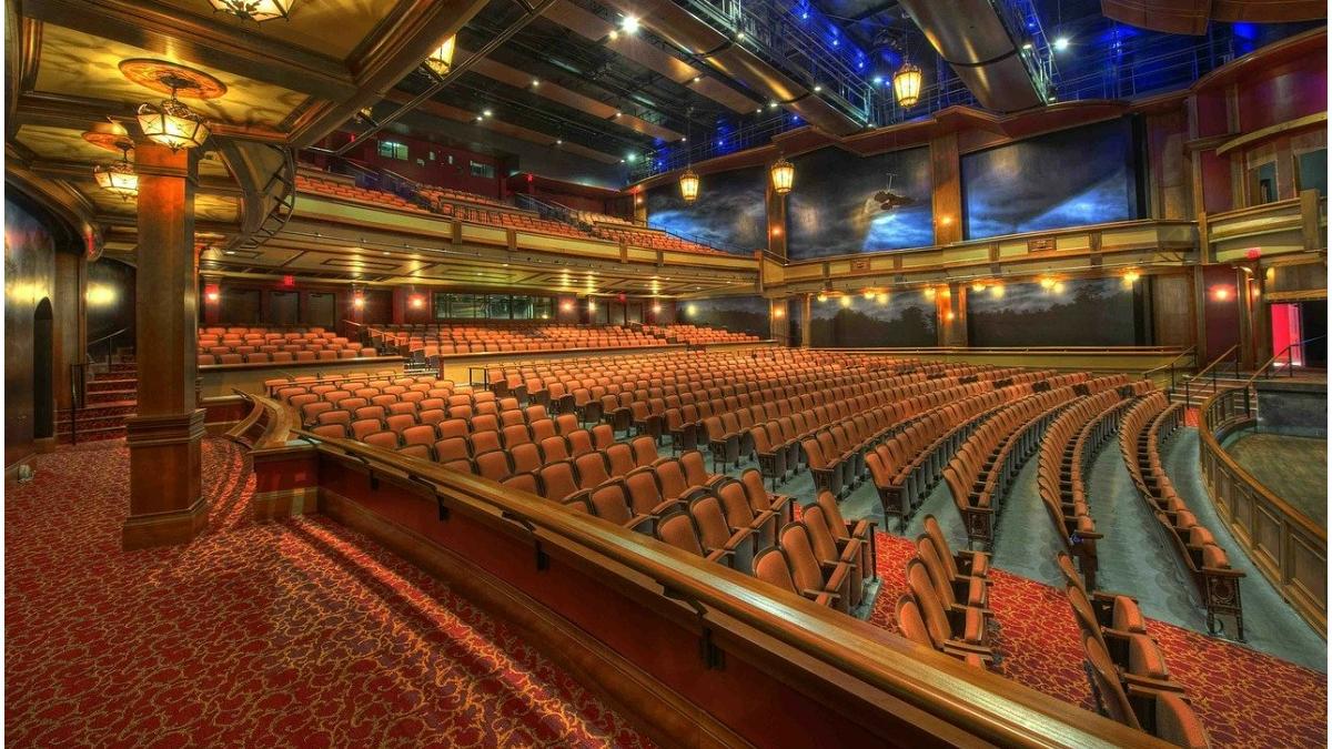 persoane vaccinate ambele doye fara masca teatru opera