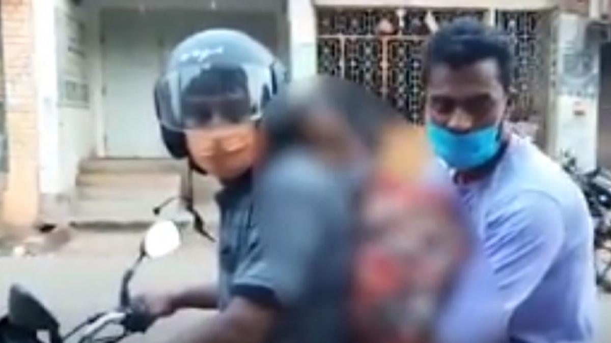 barbat india obligat transporta mama moarta covid 19 crematoriu motocicleta