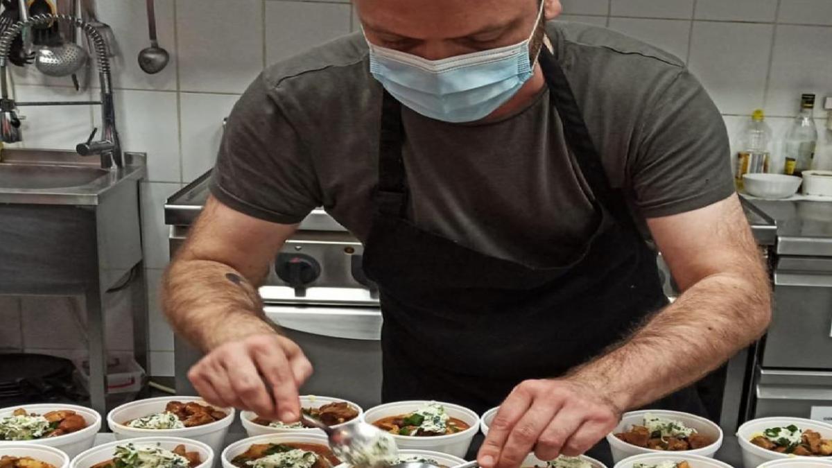 bucatar bucuresti gateste mancare oameni nevoiasi copii orfelinate paste