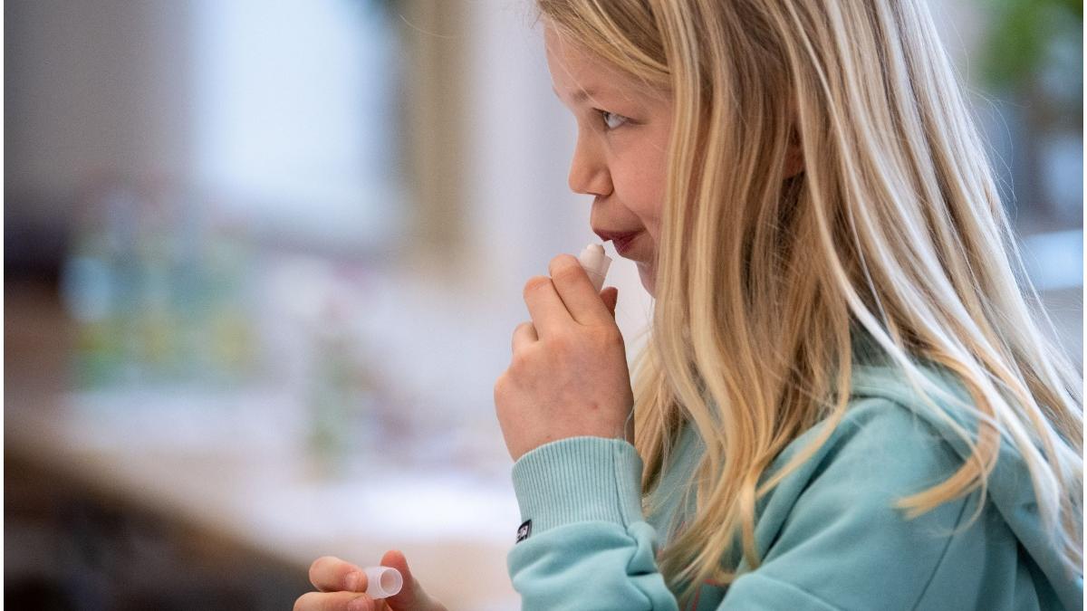 elev pozitiv covid 19 test rapid