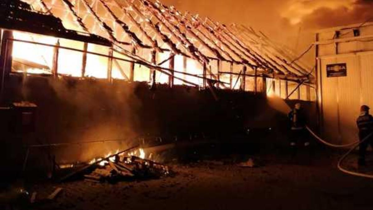 incendiu violent la o fabrica de mobila din reghin isu mures a cerut sprijin din judetele alaturate