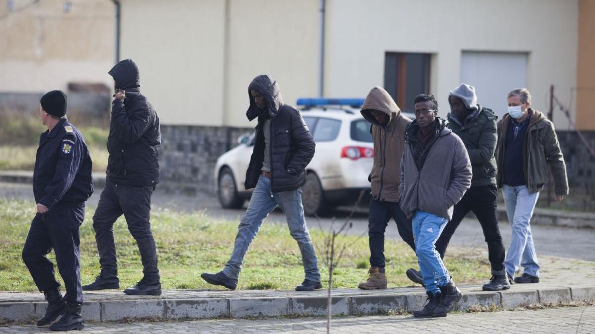 migrant batut umilit politisti romani