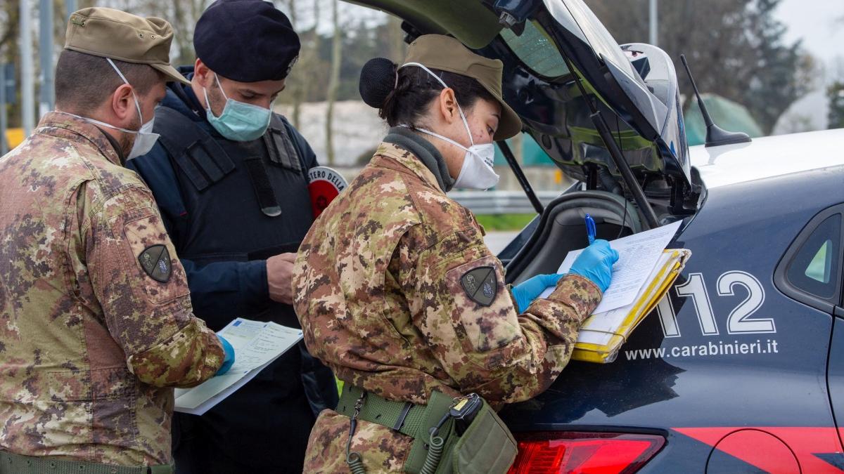 romanca a batut doi politisti italieni a fost nevoie interventia militarilor