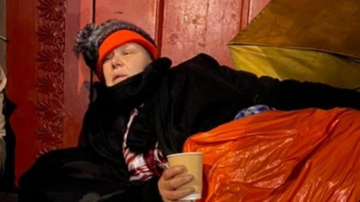 o vedeta cu doua facultati terminate a ajuns sa doarma in cimitir dupa ce a ramas fara bani