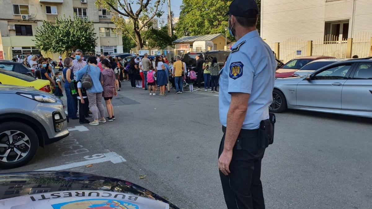 un politist local sectorul 1 si a reclamat superiorii ca l au obligat sa poarta uniforma