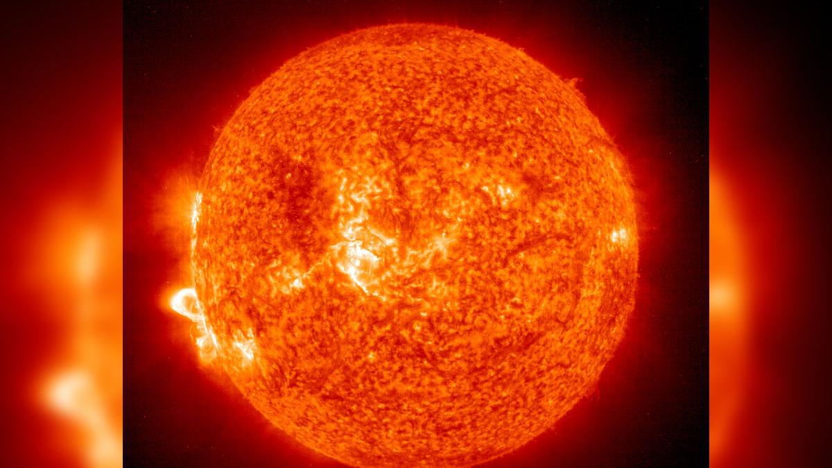 pamantul este lovit de o furtuna solara puternica femomenul se se produce doar de 100 de ori pe