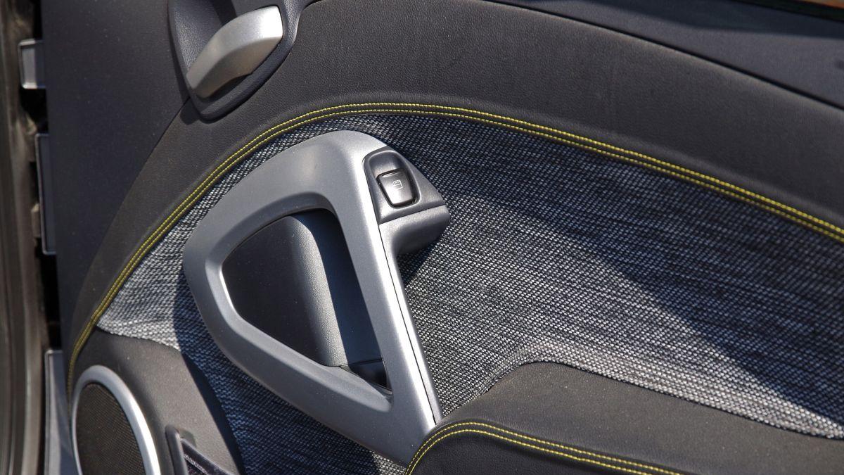 tanara 17 ani a sarit masina gelozie botosani