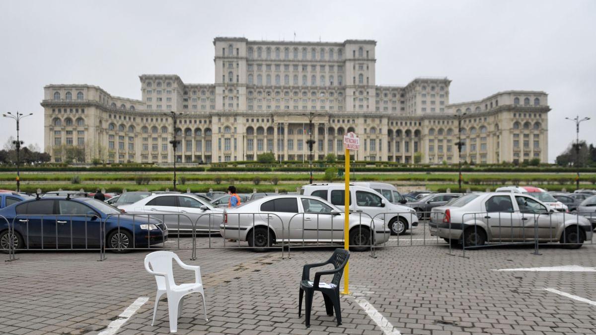 coada zeci de masini centru de vaccinare piata constitutiei