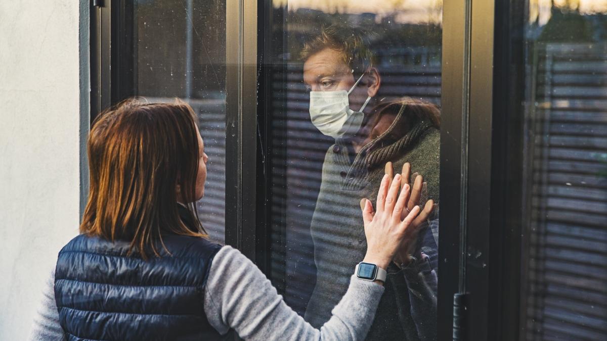 persoanele vaccinate impotriva covid 19 pot sta fara masca in interior si in aer liber