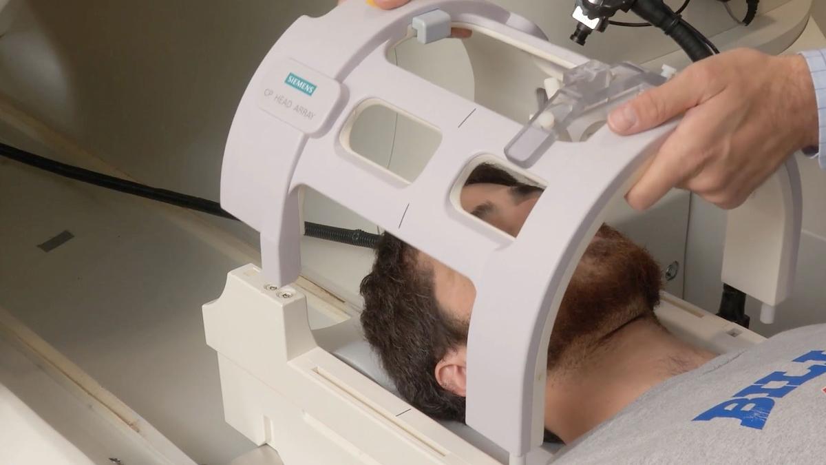 barbat paralizat a scris propozitii doar imaginandu s ca scria cuvintele cu mana