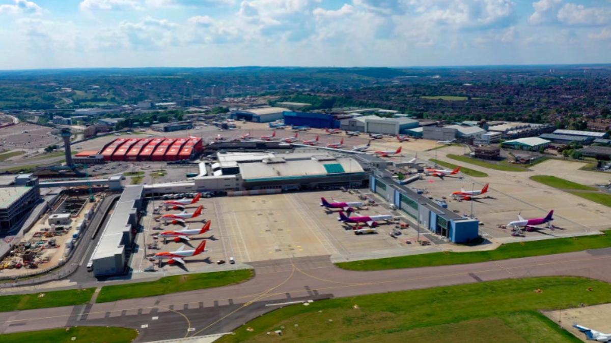 bataie intre romani pe aeroportul luton din marea britanie