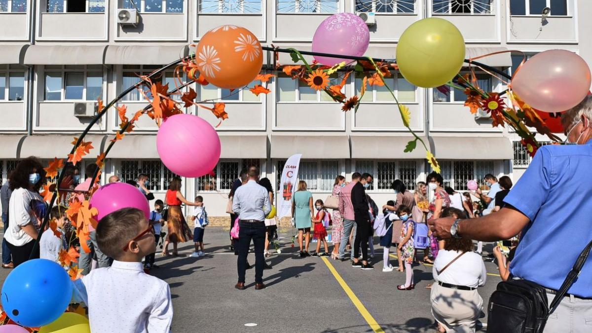 masca curtea scolii cimpeanu