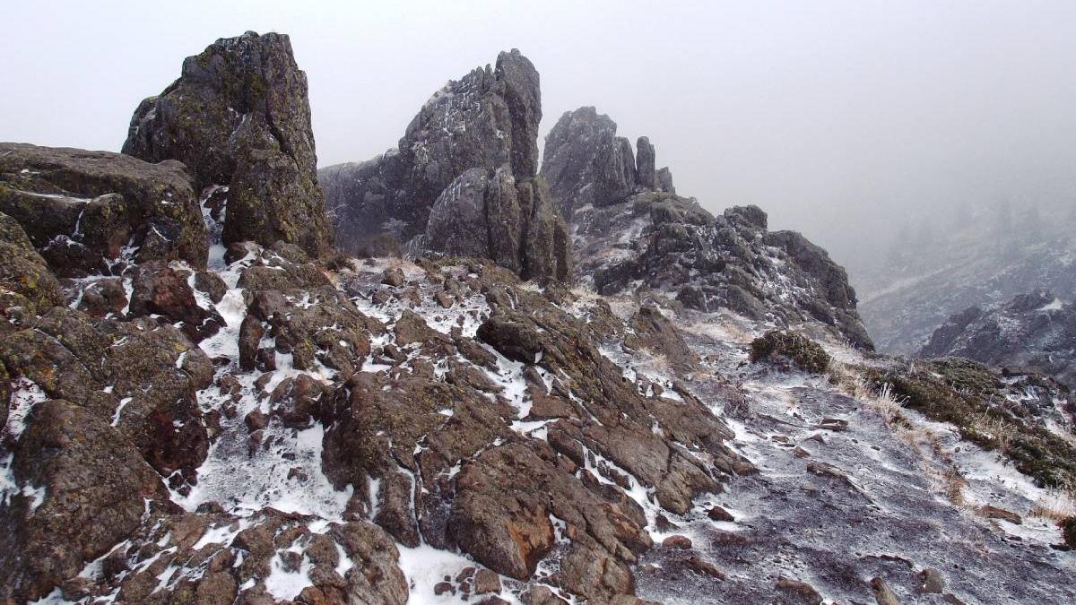 un turist a fost gasit mort pe o poteca din muntii gutai