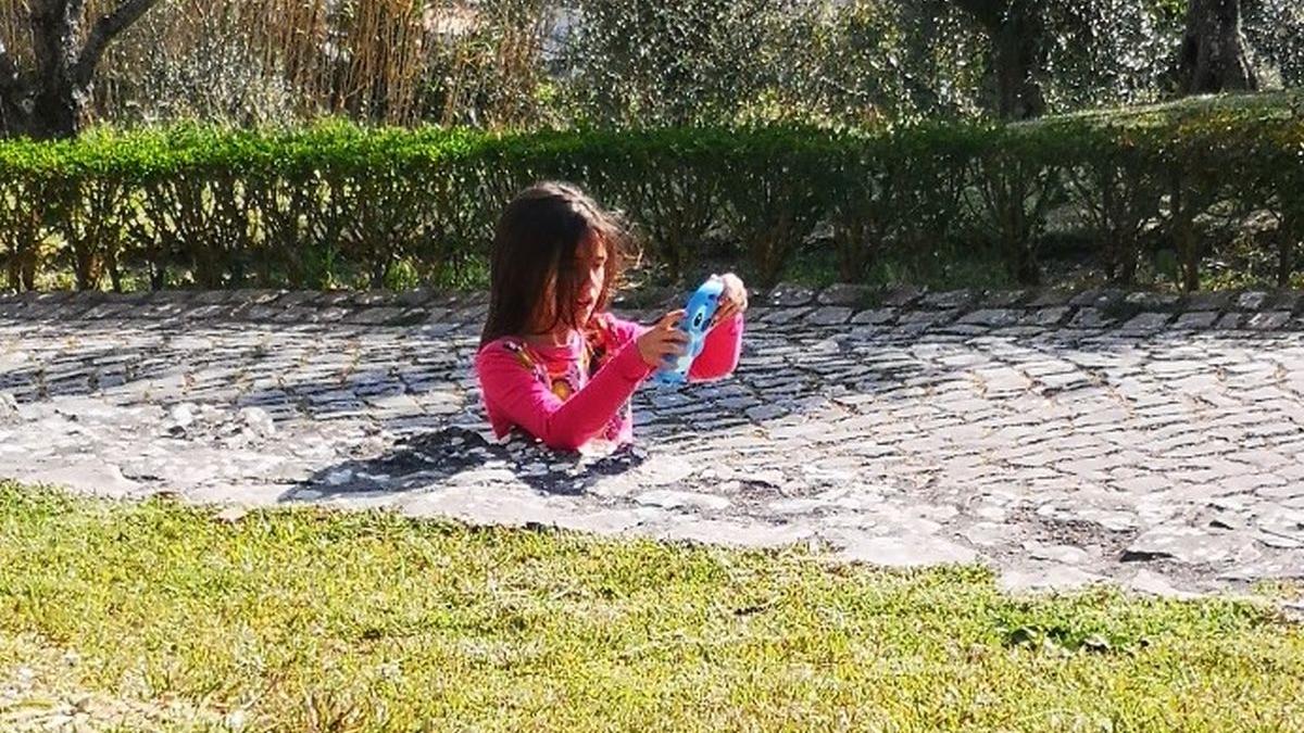 iluzie optica fetita scufunda trotuar