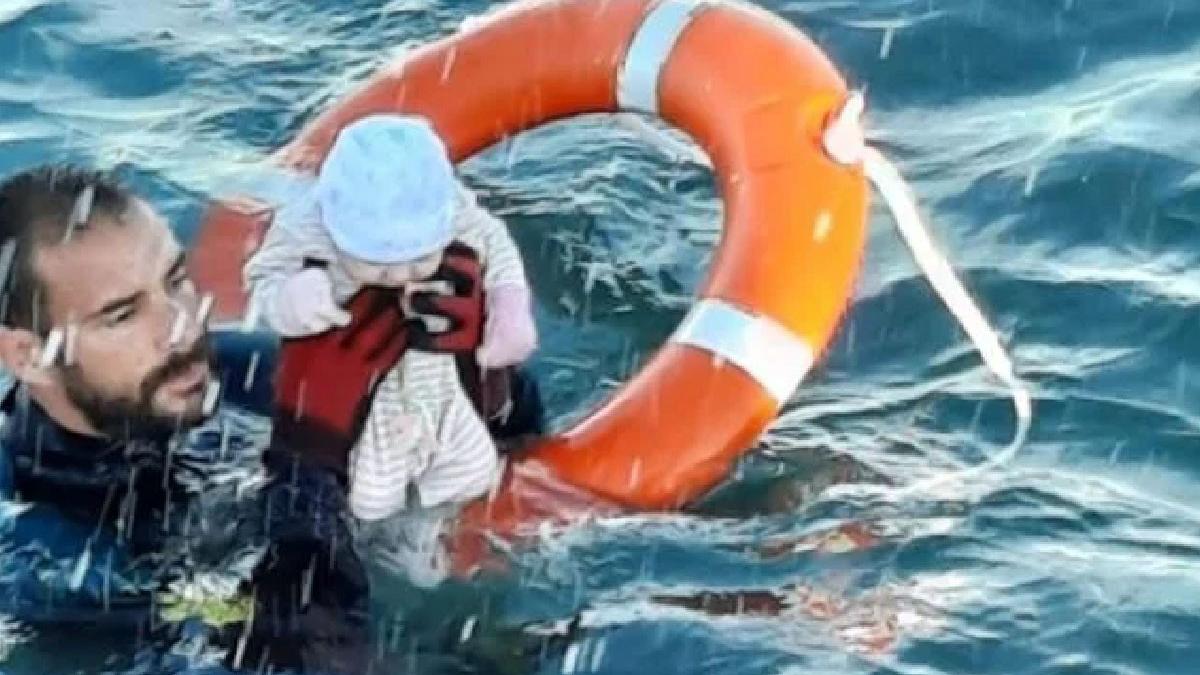 bebelus nou nascut salvat politist spaniol apele marii la ceuta