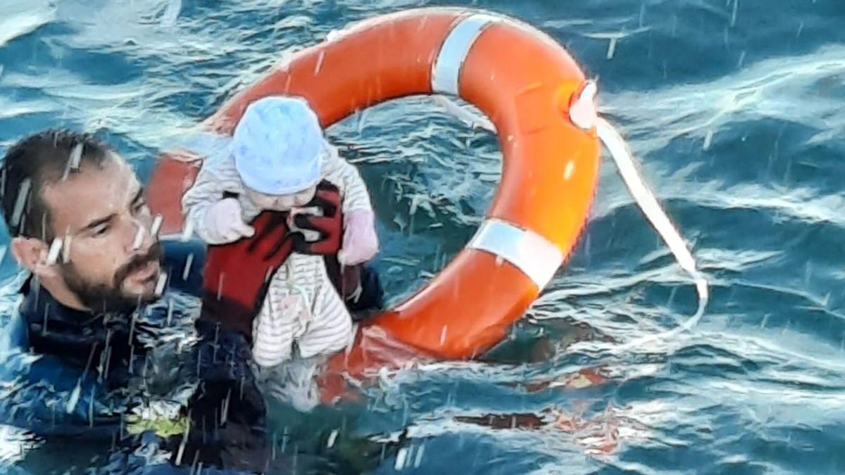 politist spaniol erou salvat bebelus inec