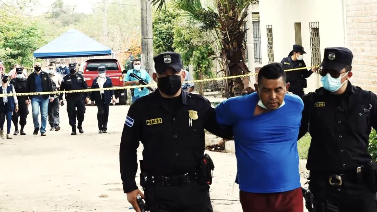 cimitir cadavre curte politist