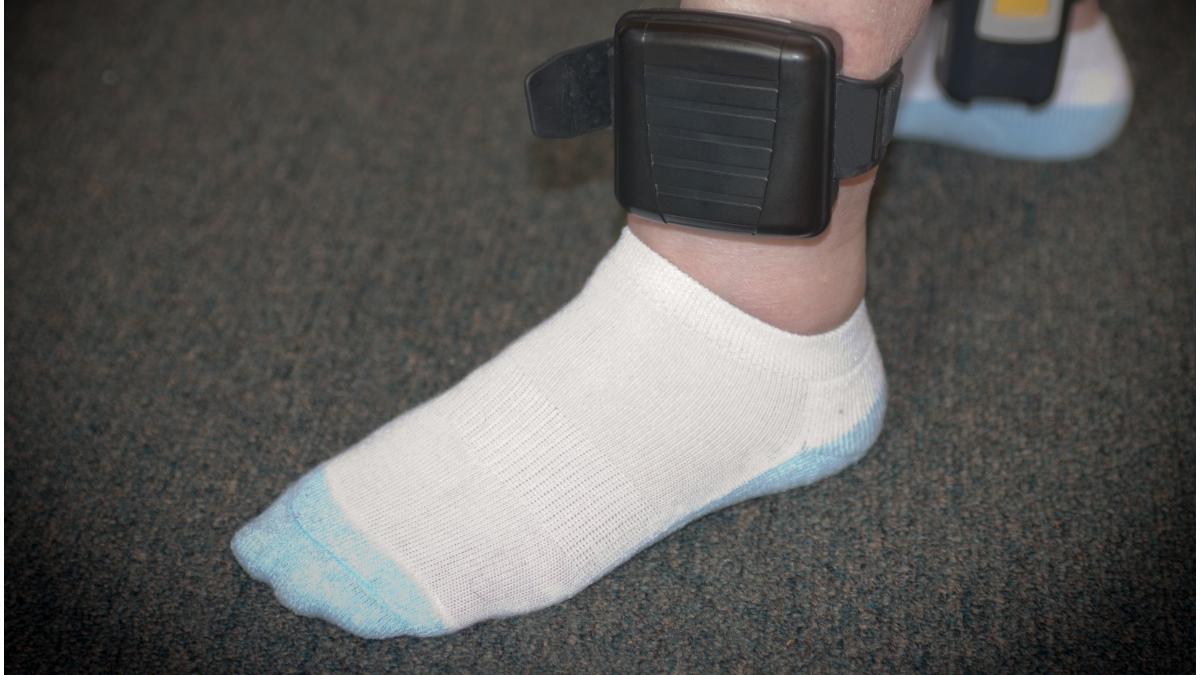 monitorizare agresori bratari electronice