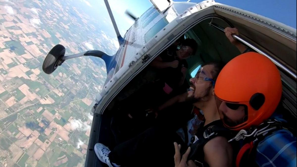 tanar paraplegic scaun cu rotile avion parasuta