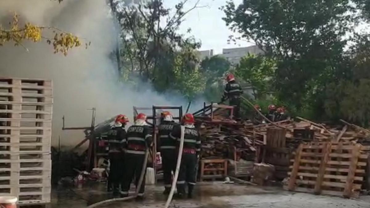 incendiu depozit paleti capitala