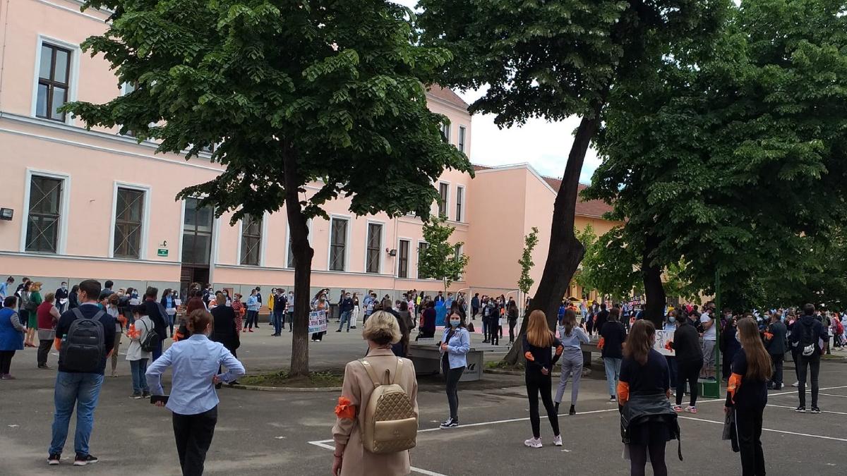 sute elevi colegiul emanuil gojdu oradea protest impotriva demiterii directorului