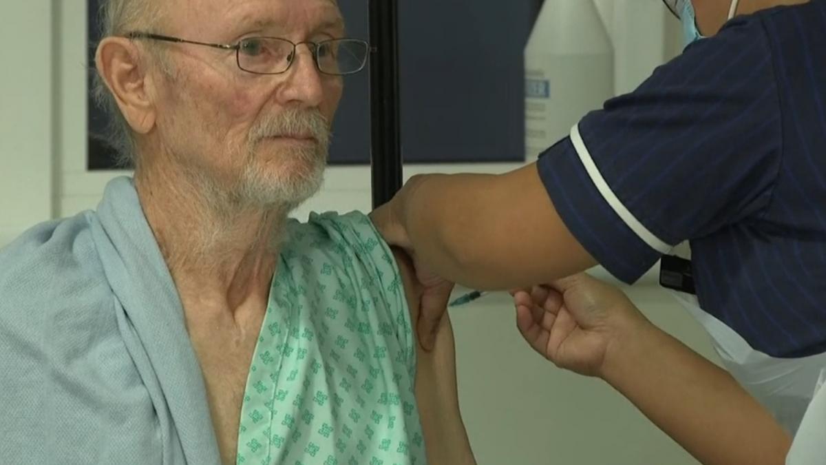 a murit primul barbat din lume care a fost vaccinat anti covid