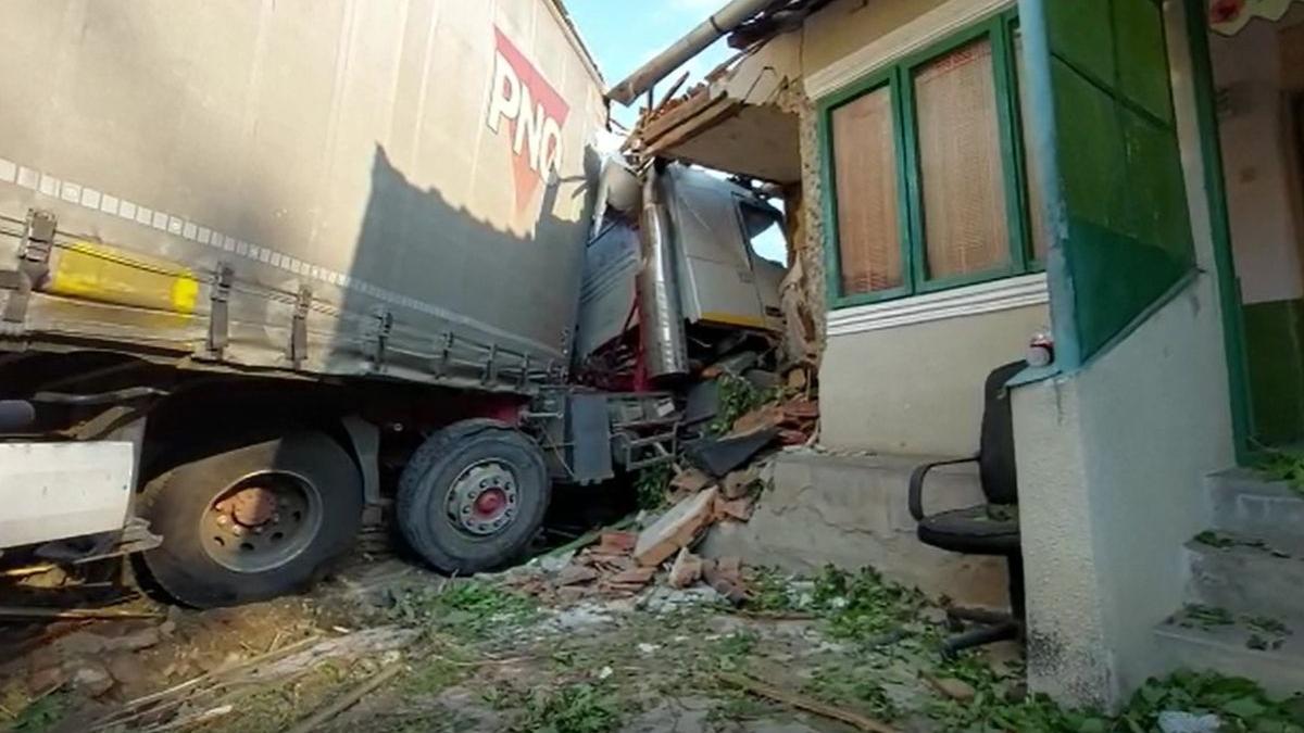 accident tir intrat casa mehedinti
