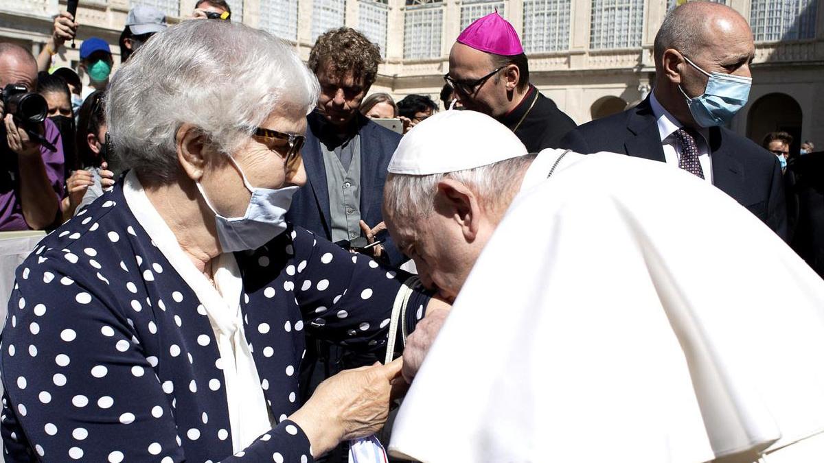 papa francisc sarutat tatuaj lagar concentare supravietuitor holocaust