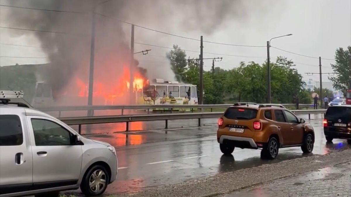 Un tramvai lovit de fulger a luat foc în mers, în Craiova